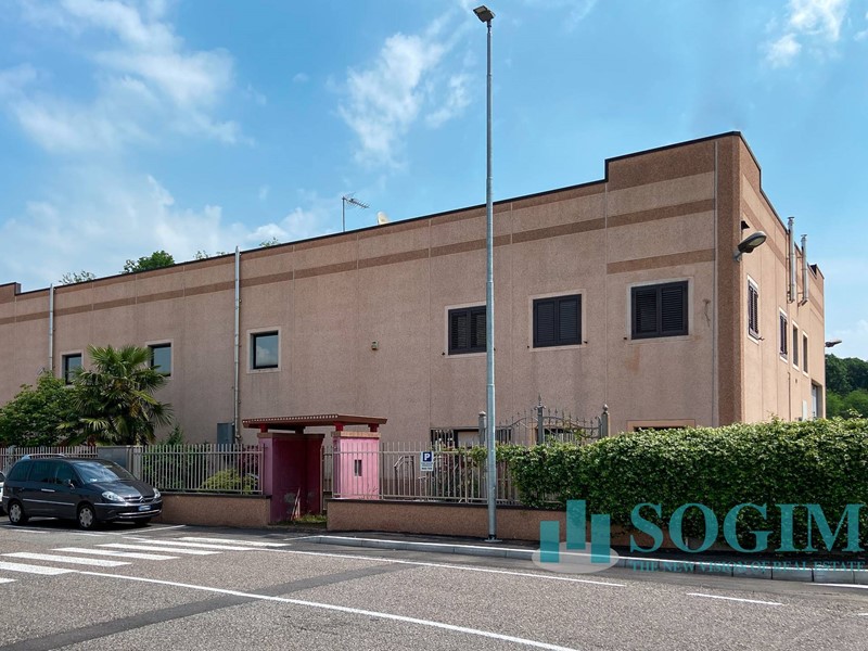 Capannone in Vendita a Gorla Maggiore, 630'000€, 830 m²