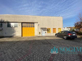 Capannone in Vendita a Vimercate, 460'000€, 465 m²