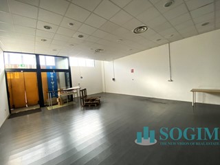 Immobile commerciale in Vendita a Vimercate, 460'000€, 465 m²