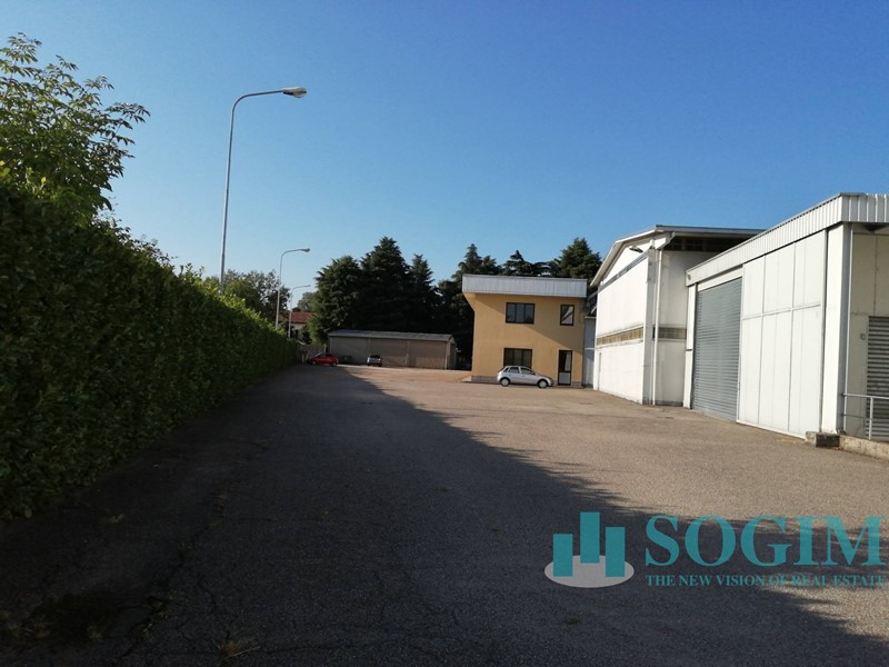 Capannone in Affitto a Rho, 7'083€, 1700 m²