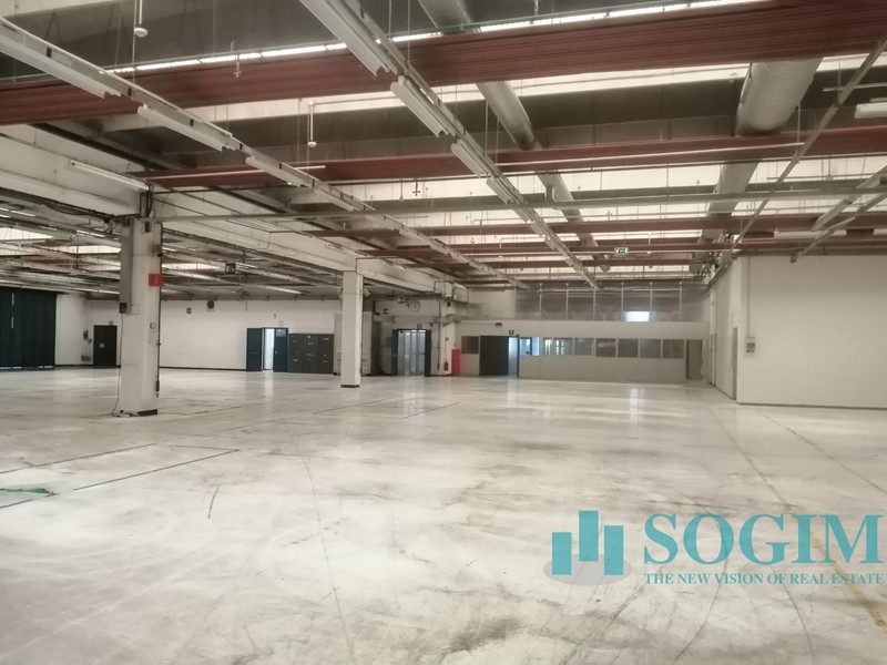 Capannone in Affitto a Cornate d'Adda, 32'500&euro;, 5460 m²