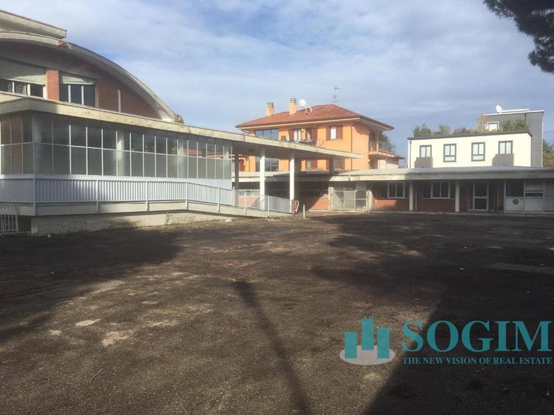 Capannone in Vendita a Tradate, 800'000€, 2750 m²