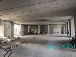 Immobile commerciale in Affitto a Paderno Dugnano, 7'000€, 700 m²