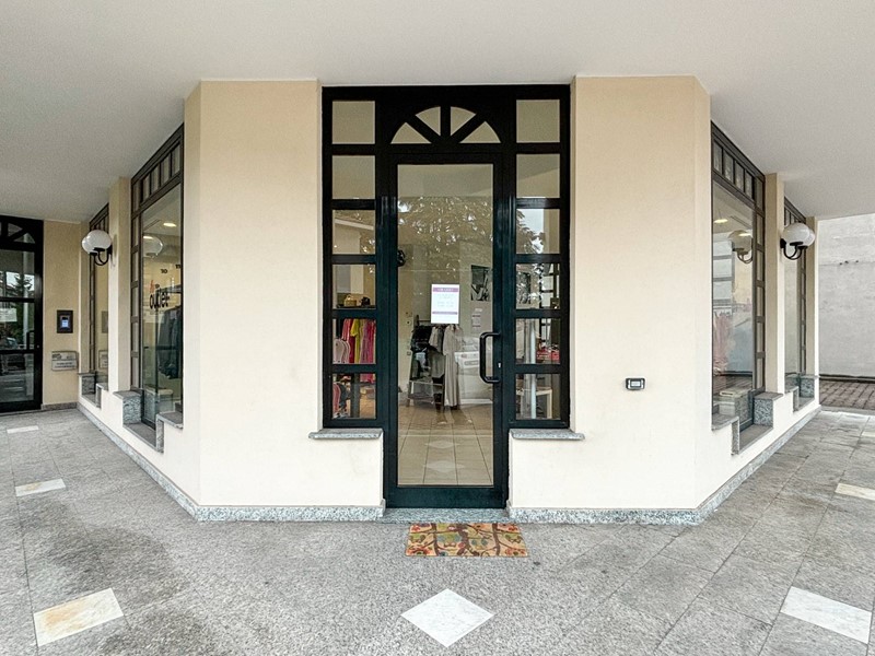 Negozio in Affitto a Gallarate, 3'000&euro;, 300 m²