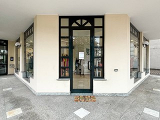 Negozio in Affitto a Gallarate, 3'000&euro;, 300 m²