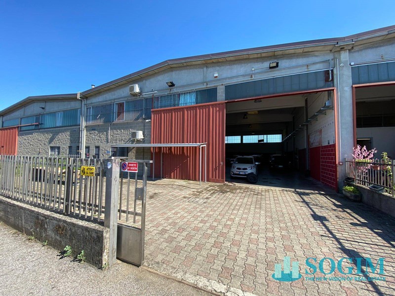 Capannone in Vendita a Locate di Triulzi, 320'000€, 550 m²