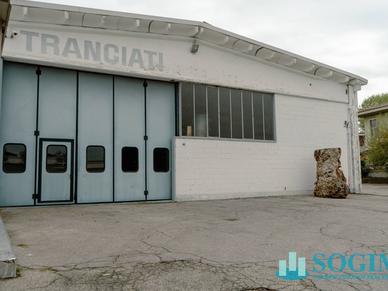 Capannone in Vendita a Lentate sul Seveso, 1'390'000€, 2070 m²