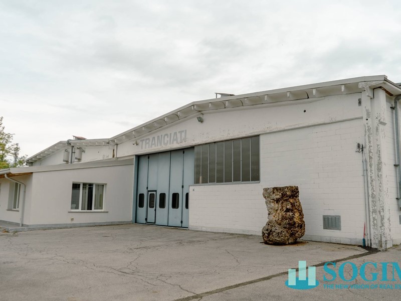 Capannone in Vendita a Lentate sul Seveso, 1'190'000€, 2070 m²