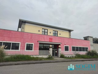 Immobile commerciale in Vendita a Treviglio, 1'800'000€, 2120 m²