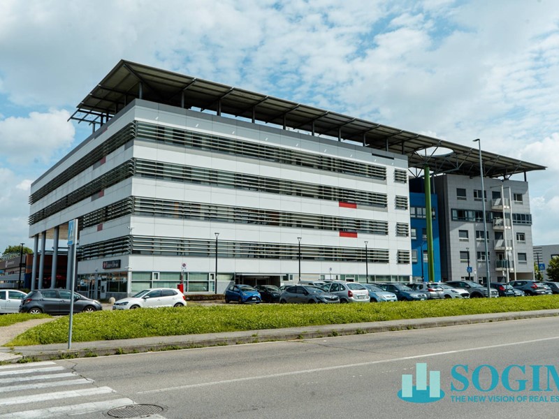 Immobile commerciale in Vendita a Desio, 390'000€, 270 m²
