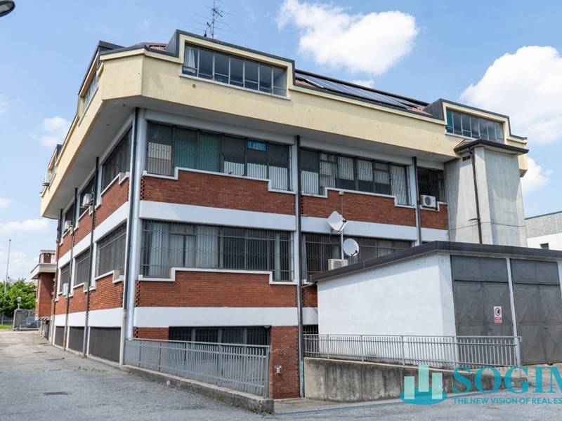 Capannone in Vendita a Desio, 950'000€, 2320 m²