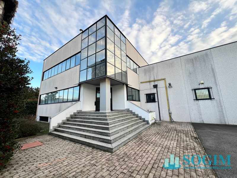 Capannone in Vendita a Marnate, 1'300'000€, 2440 m²