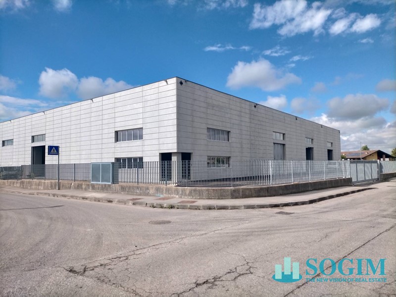 Capannone in Affitto a Romano di Lombardia, 3150 m²