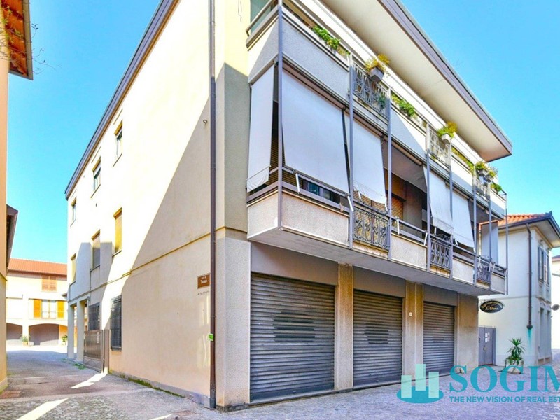 Immobile commerciale in Vendita a Lazzate, 360'000€, 460 m²