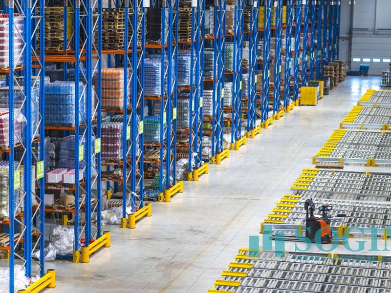 Capannone in Affitto a Siziano, 25000 m²