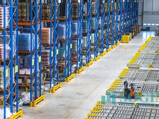 Capannone in Affitto a Siziano, 25000 m²