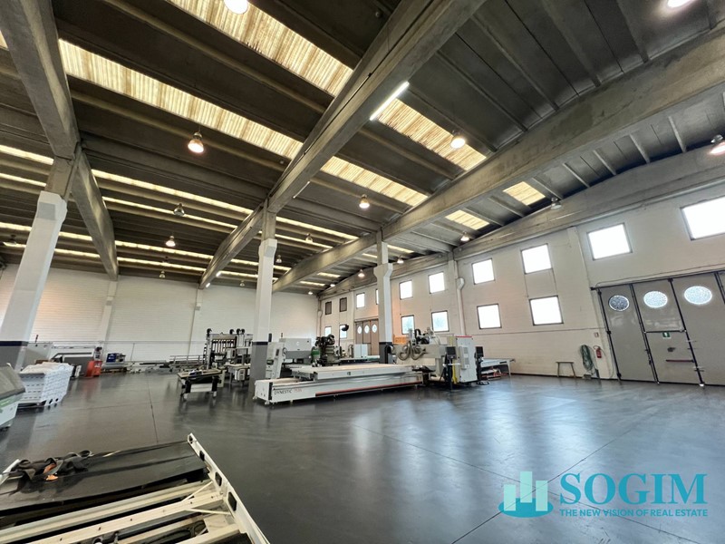 Capannone in Affitto a Sesto Calende, 10'000€, 2400 m²