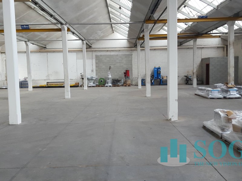 Capannone in Vendita a Besana in Brianza, 540'000€, 1000 m²