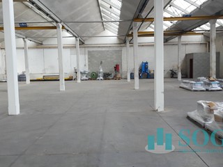 Capannone in Vendita a Besana in Brianza, 540'000€, 1000 m²