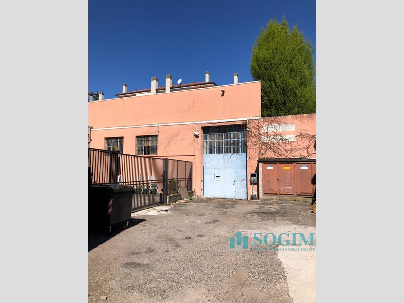 Capannone in Vendita a Legnano, 280'000€, 509 m²