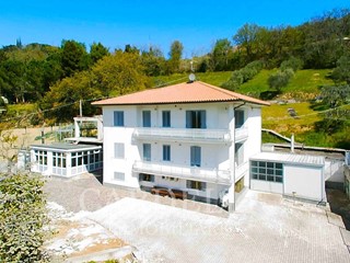 Casa Indipendente in Vendita a Montecosaro, 310'000&euro;, 600 m²