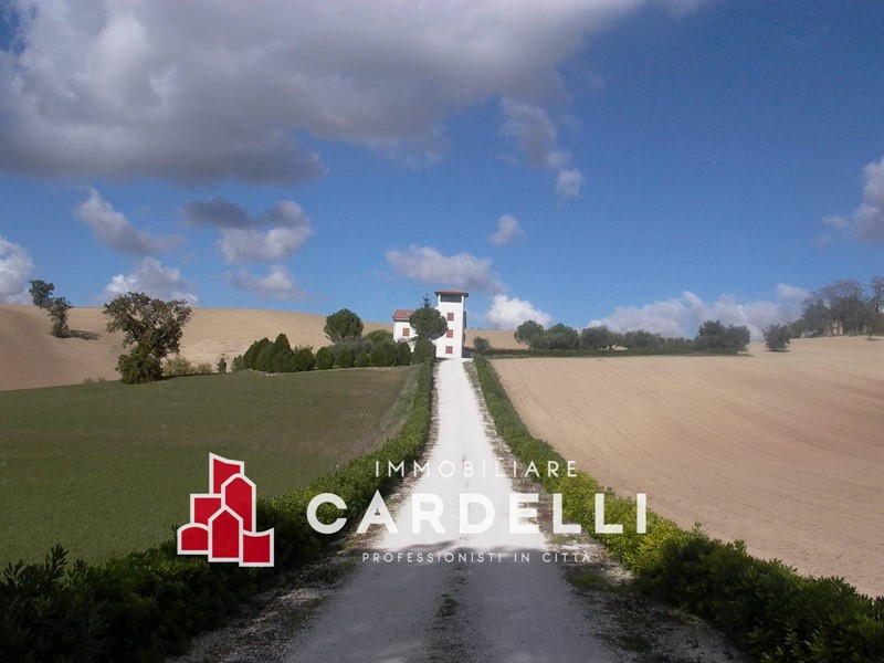 Villa in Vendita a Macerata, 450'000&euro;, 200 m², con Box