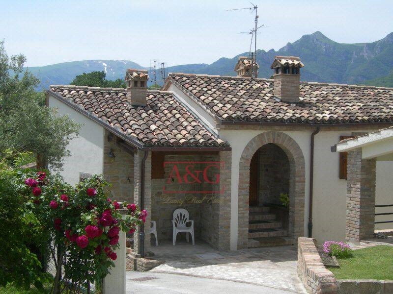Casa Indipendente in Vendita a San Ginesio, 340'000&euro;, 230 m²