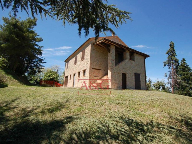 Rustico in Vendita a Amandola, 160'000€, 255 m²
