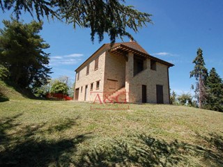 Rustico in Vendita a Amandola, 160'000€, 255 m²