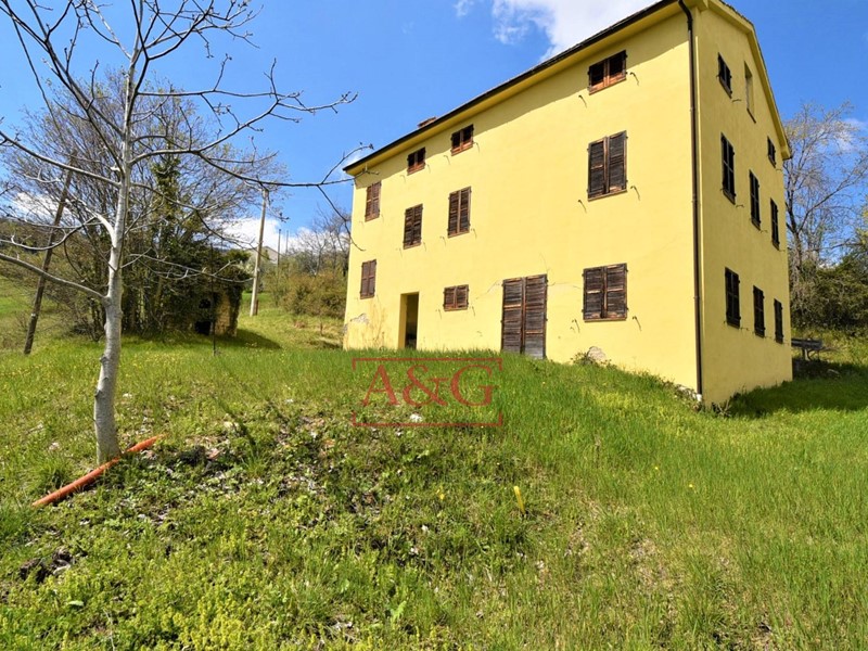 Rustico in Vendita a Montefalcone Appennino, 45'000€, 490 m²