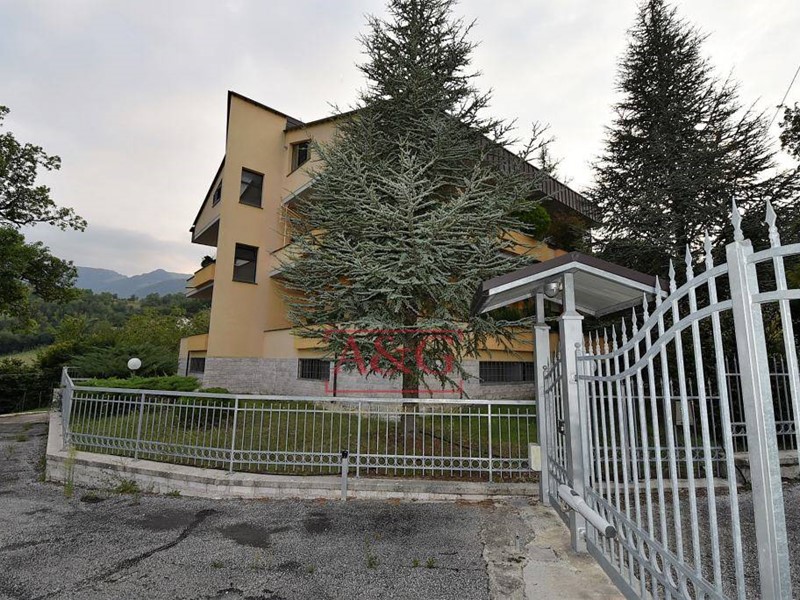 Appartamento in Vendita a Sarnano, 225'000€, 332 m²