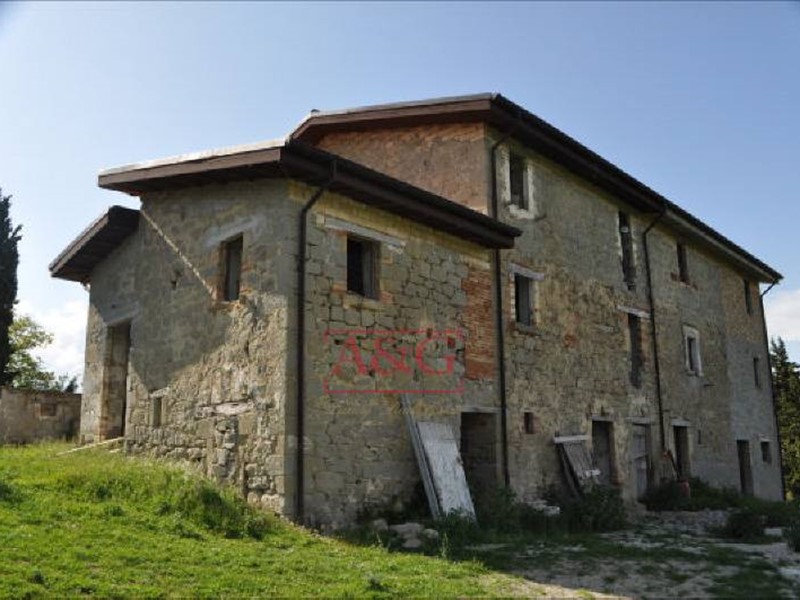 Rustico in Vendita a Roccafluvione, 79'000€, 300 m²