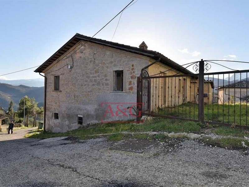 Rustico in Vendita a Roccafluvione, 50'000€, 200 m²