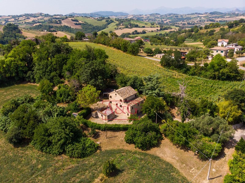 Rustico in Vendita a Belmonte Piceno, 410'000€, 500 m²