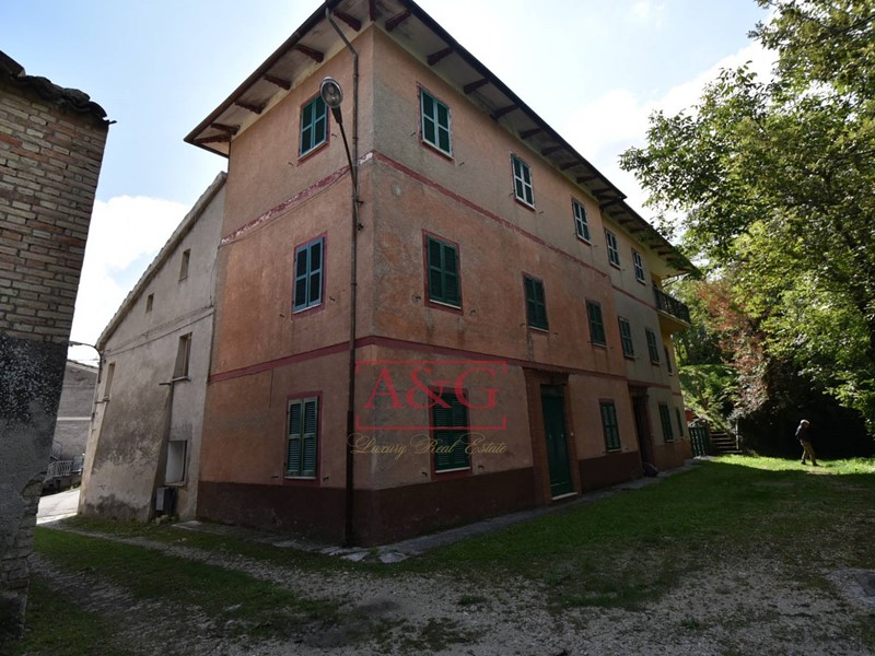 Casa Indipendente in Vendita a Amandola, 180'000€, 426 m²