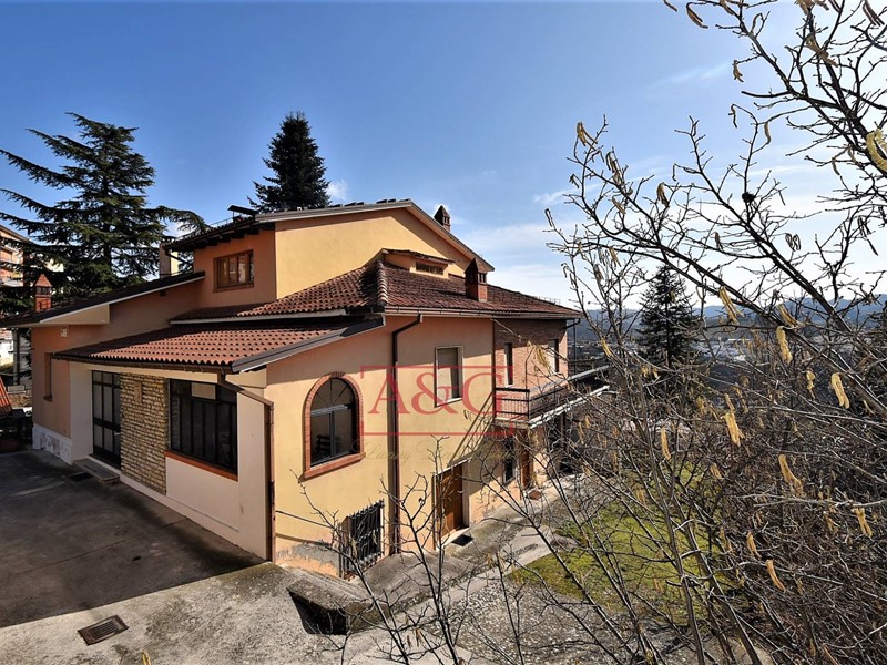 Villa in Vendita a Amandola, 285'000€, 482 m²