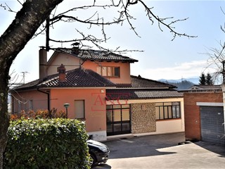 Villa in Vendita a Amandola, 285'000€, 482 m²