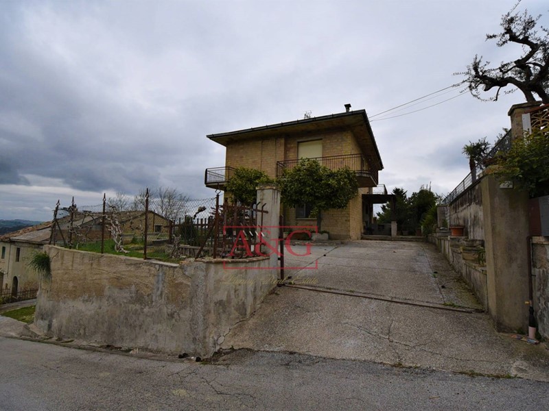 Casa Indipendente in Vendita a Ponzano di Fermo, 195'000€, 380 m²