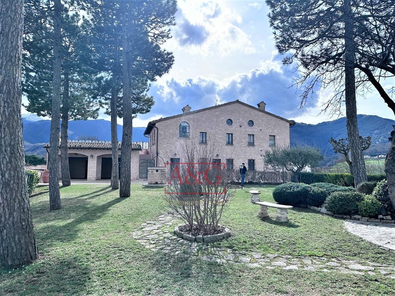 Villa in Vendita a Cagli, 695'000&euro;, 550 m²