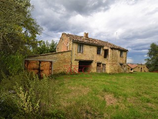 Rustico in Vendita a Mogliano, 95'000&euro;, 300 m²