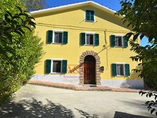 Casa Indipendente in Vendita a San Ginesio, 295'000&euro;, 300 m²