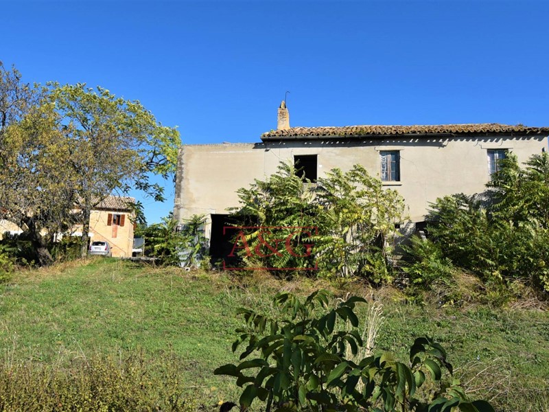 Rustico in Vendita a Carassai, 90'000€, 300 m²