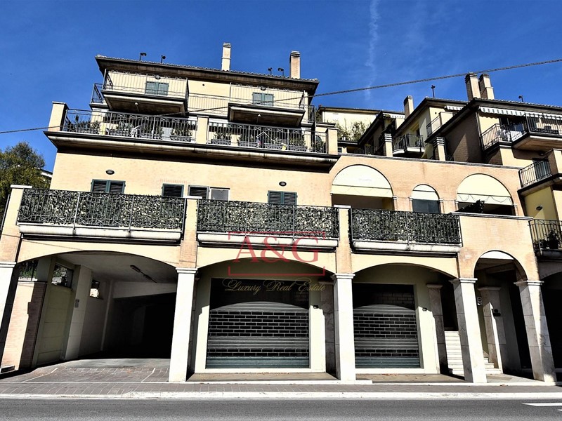 Appartamento in Vendita a Amandola, 120'000€, 156 m²