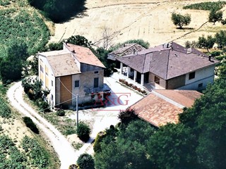 Villa in Vendita a Montegiorgio, 330'000€, 610 m², con Box