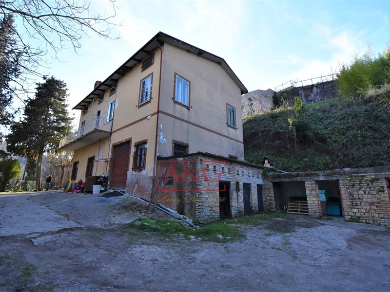 Casa Indipendente in Vendita a Montelparo, 120'000€, 340 m²