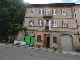 Casa Indipendente in Vendita a Amandola, 199'000€, 380 m²