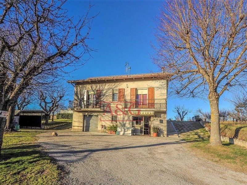 Casa Indipendente in Vendita a Comunanza, 250'000€, 180 m²