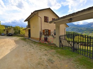Villa in Vendita a Montefortino, 180'000€, 328 m²