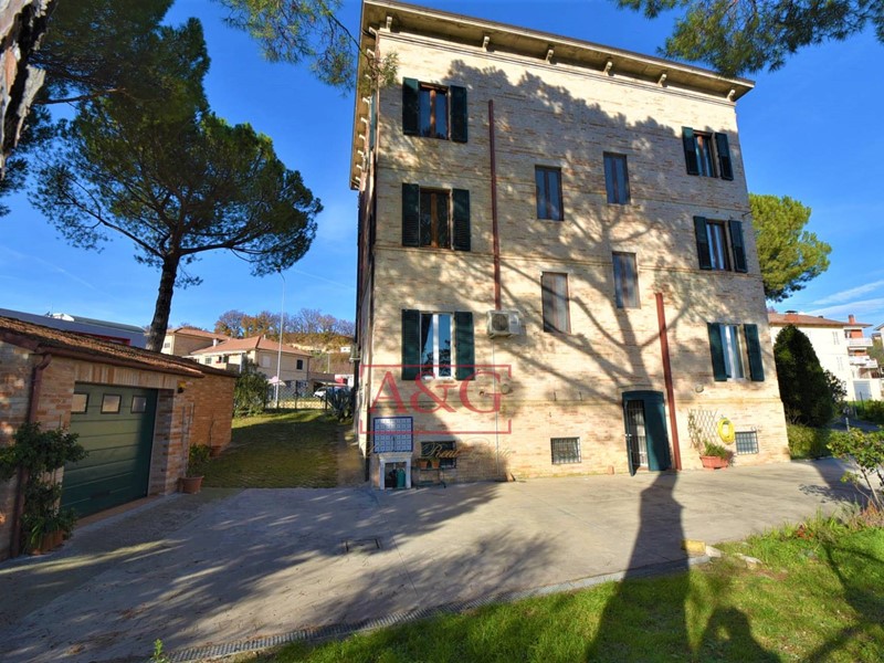 Villa in Vendita a Magliano di Tenna, 550'000€, 400 m²