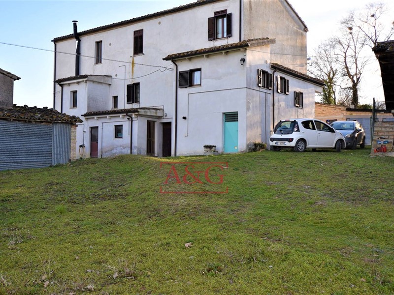 Casa Indipendente in Vendita a Sarnano, 110'000€, 417 m²